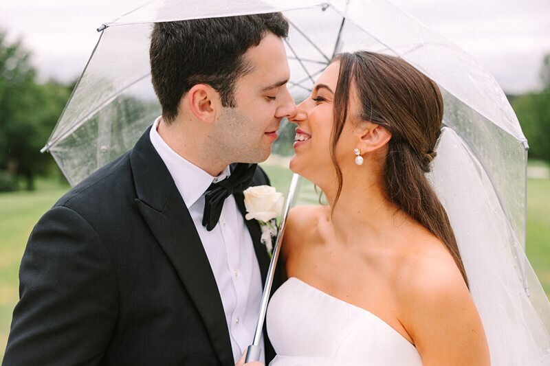 bride-and-groom-rainy-umbrella-evansville-country-club20