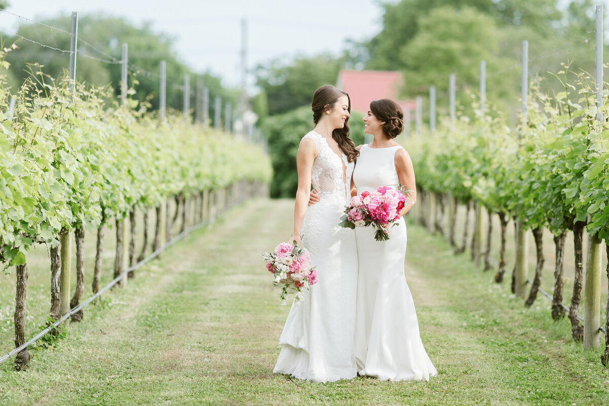 Ashley&Katie-WillowCreekWinery-EmilyWrenPhotography-084