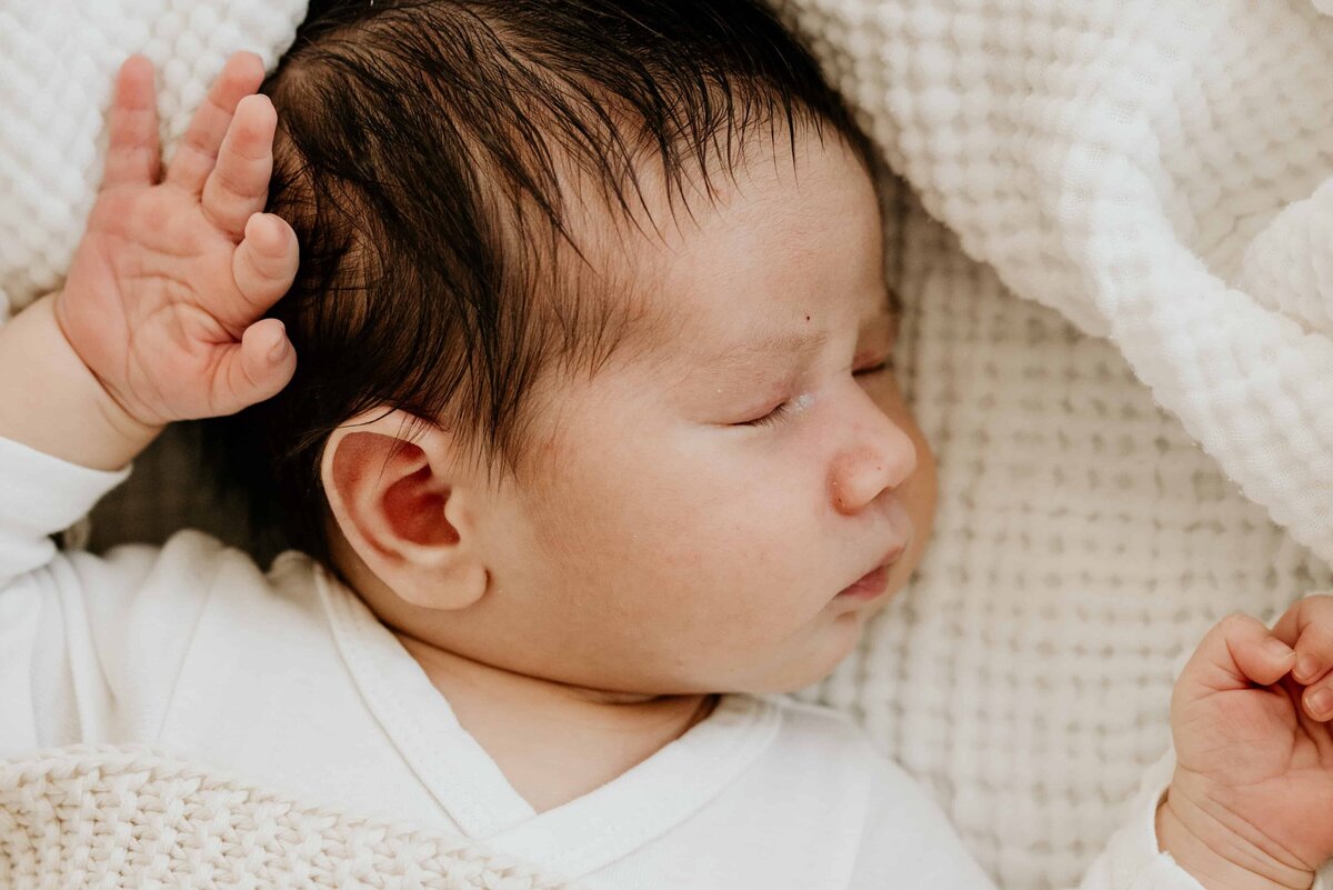 Ansikt til en nyfødt baby som sover