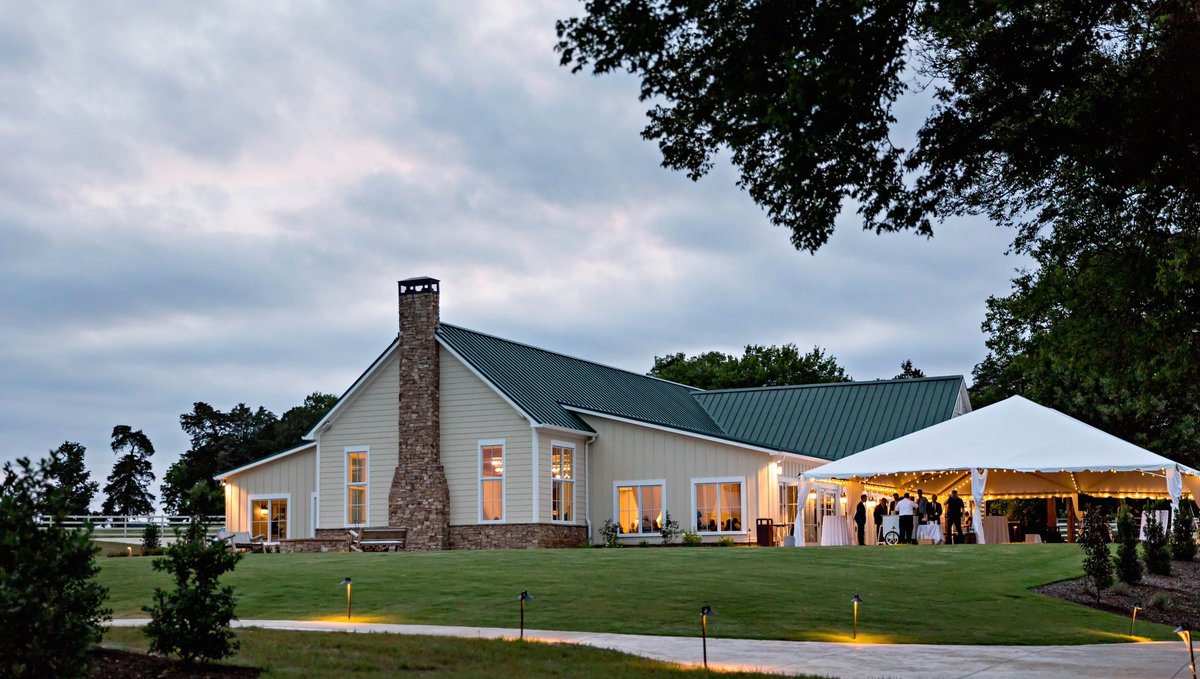 guests at outdoor wedding venue knoxville tn