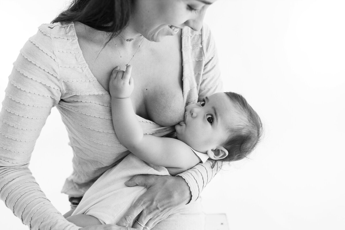 photographe tours allaitement en studio en touraine