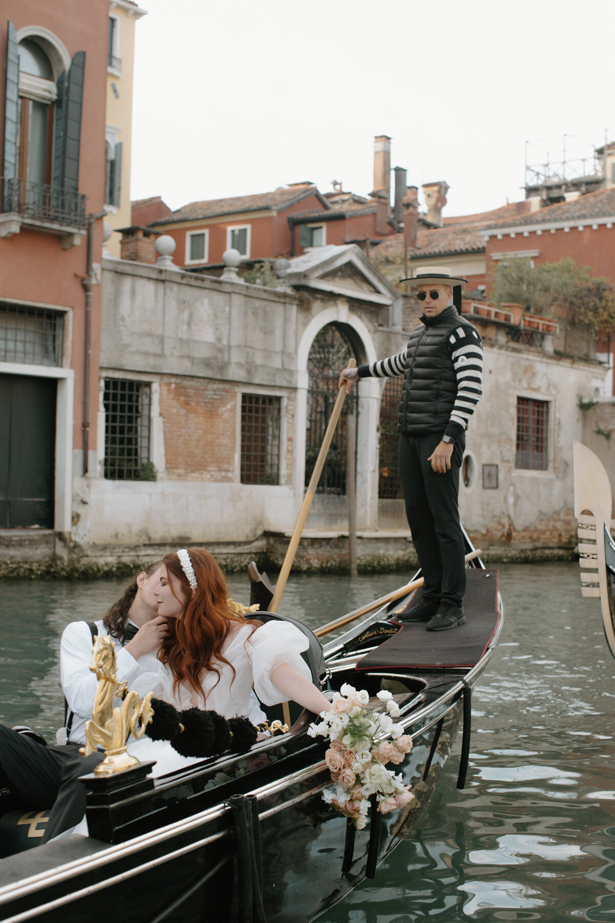 -Documentary-Style-Editorial-Vogue-gondola-Italy-Destination-Wedding-Leah-Gunn-PhotographyDocumentary-Style-Editorial-Vogue-gondola-Italy-Destination-Wedding-Leah-Gunn-Photography-71