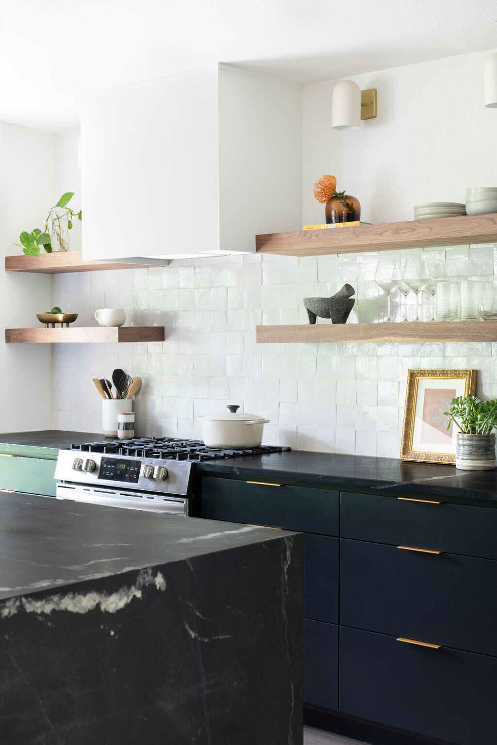 hello-home-austin-black-scandinavian-kitchen-waterfall-peninsula-zelliege-backsplash-black-cabinets-9