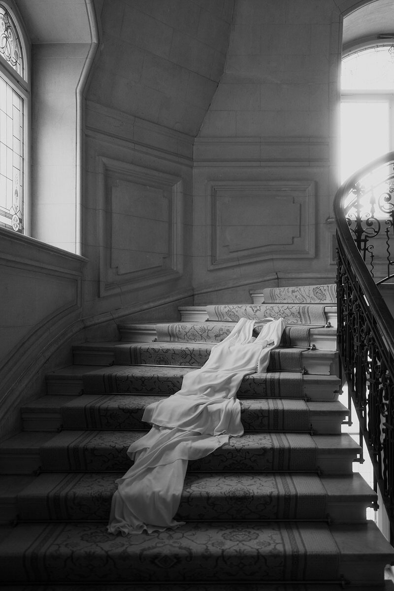 wedding-details-dress-on-the-stairs-laurianevega