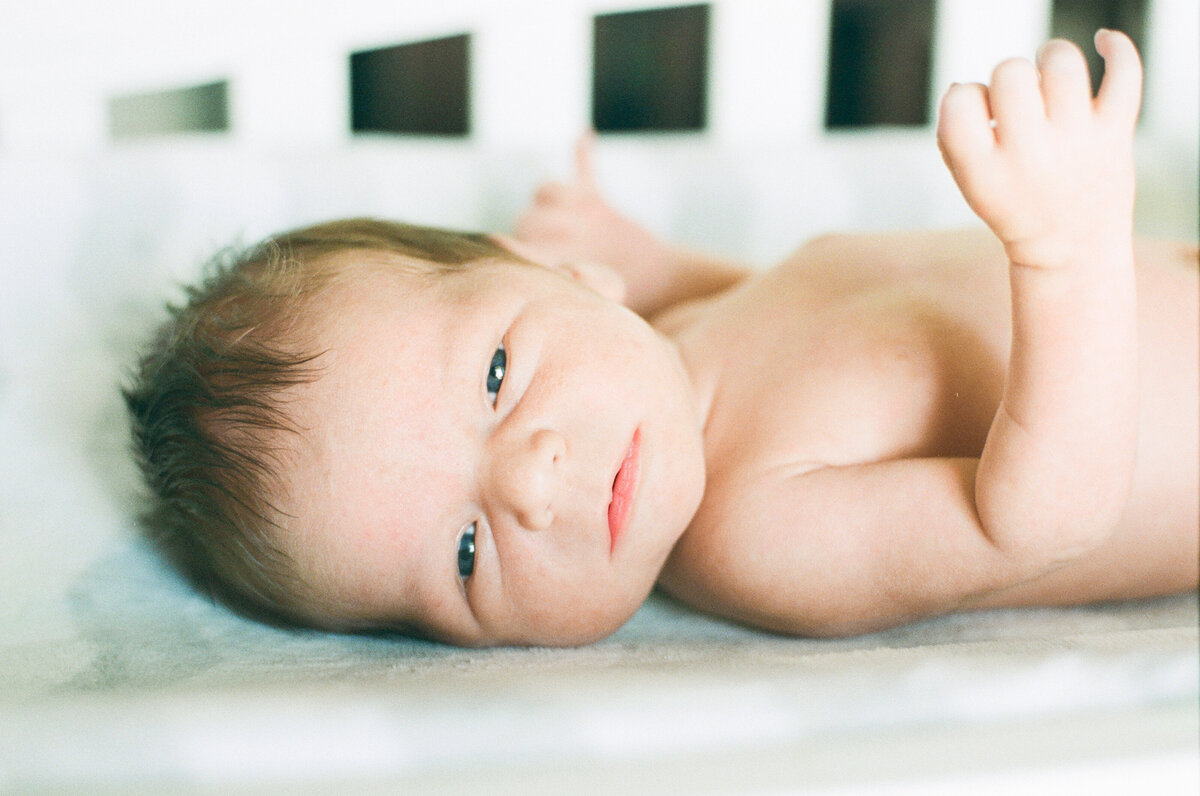 newborn_lifestyle_film_photography_inhome1