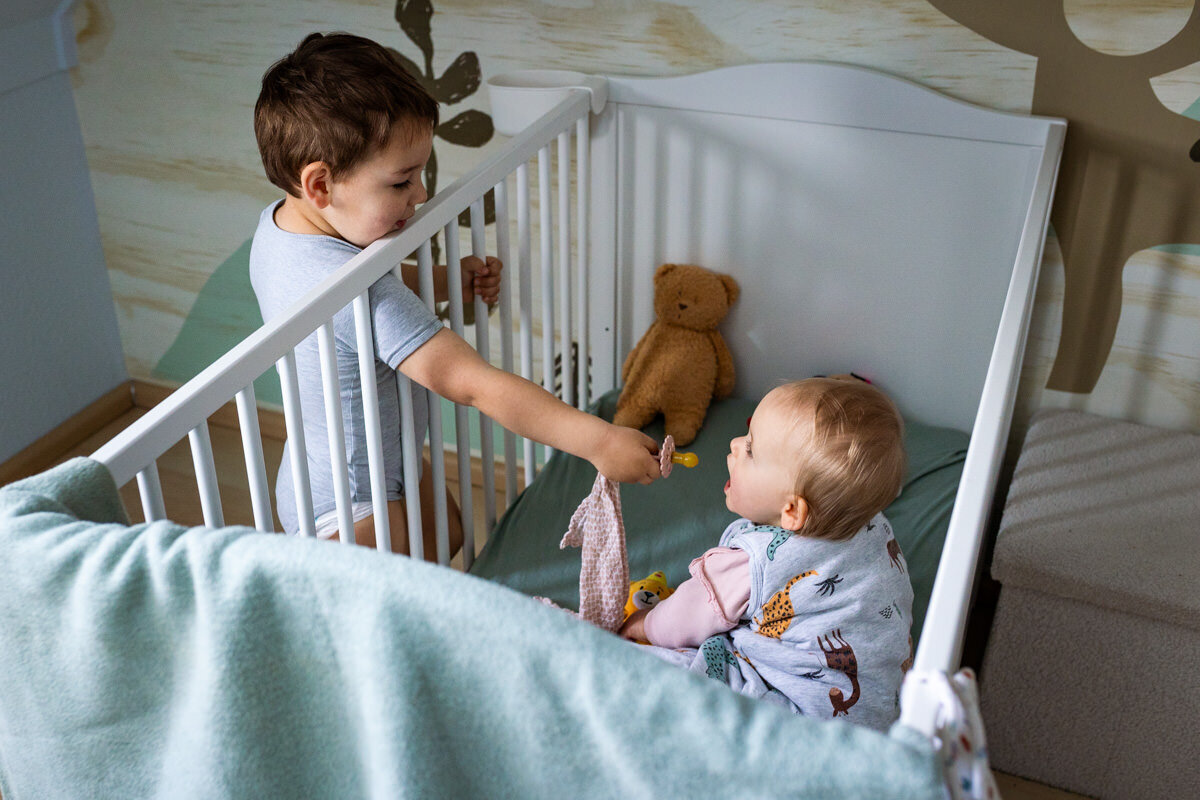 day in the life foto broer geeft speen aan zusje in bed