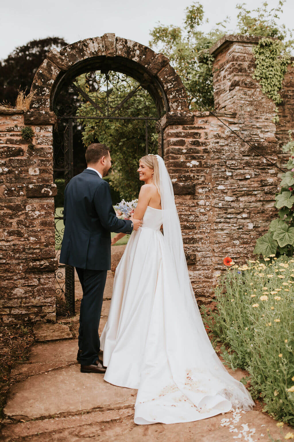 Issy-and-Bella-Floral-Design-Wedding-Florist-Herefordshire-Broadfield-Court-j&N83