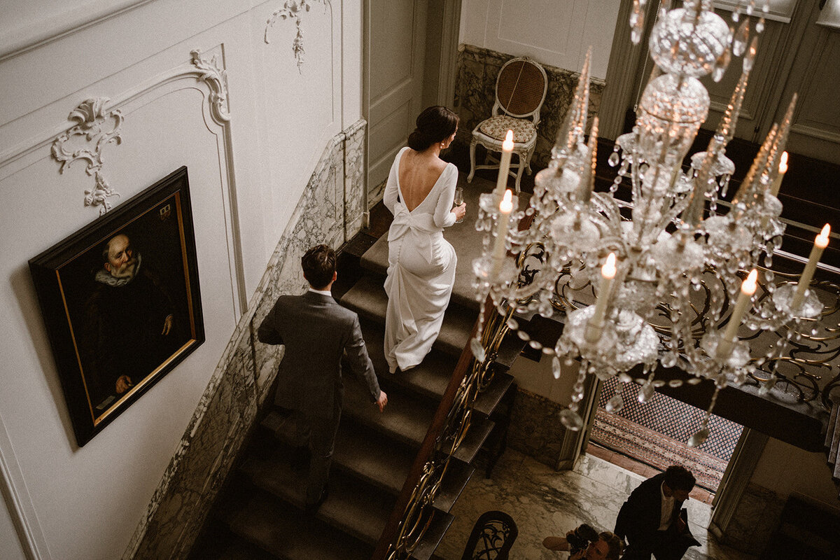 bruidspaar op trap, kandelaar