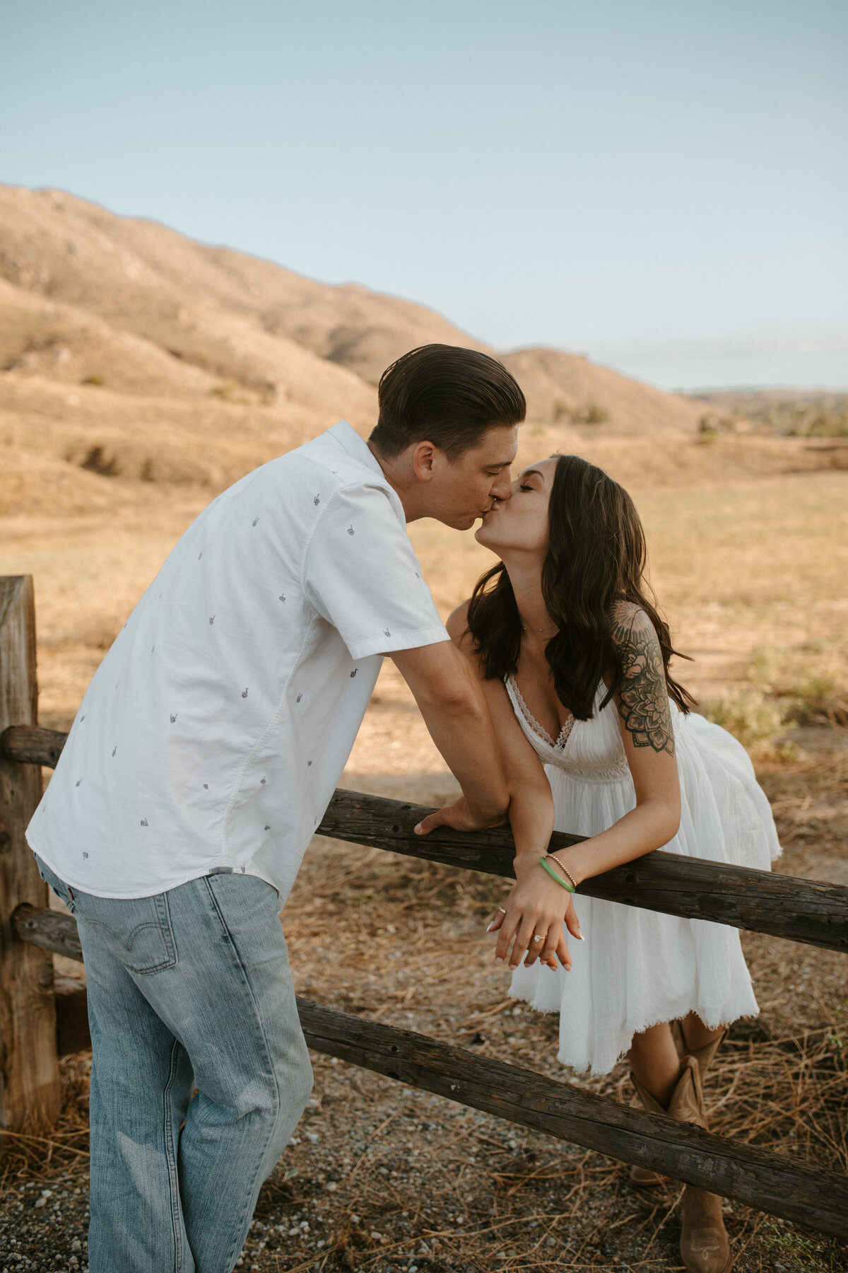 couple kissing leaning