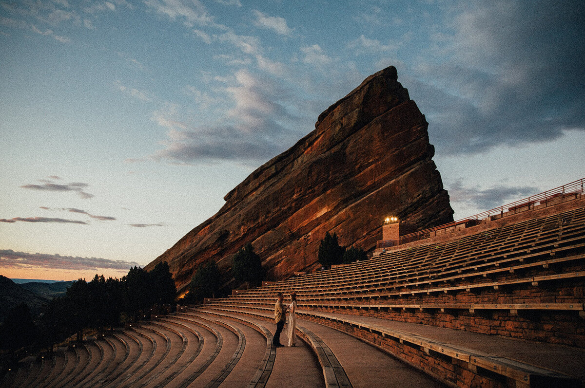 couple faces eachother at red rocks ampitheater