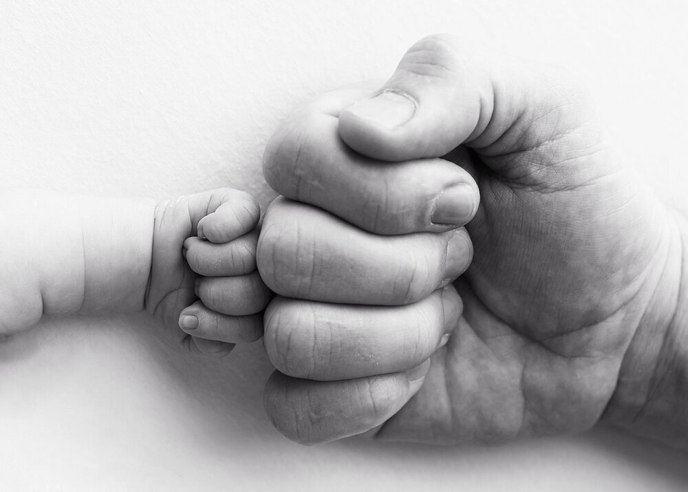 NEWBORN_BABYMACROHANDSWITHDAD