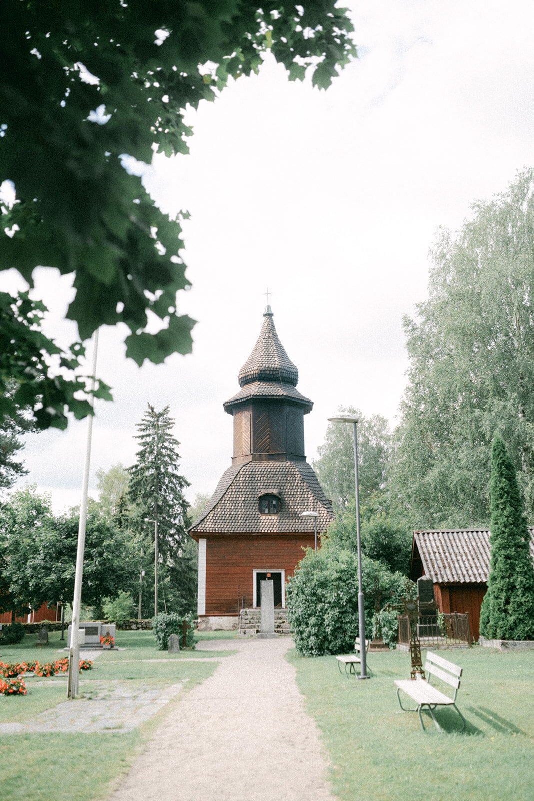 Wedding photograph of Askola church by photographer Hannika Gabrielsson