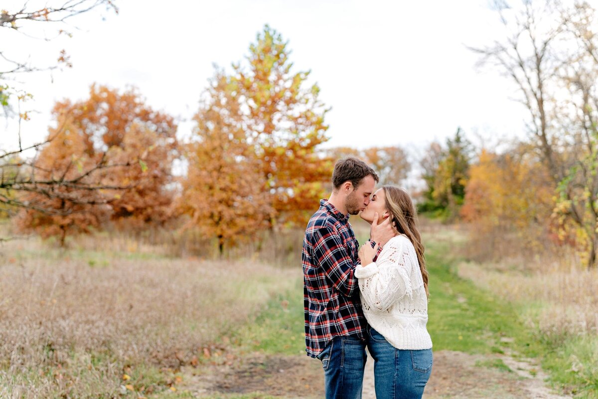 couple-kissing-in-fall
