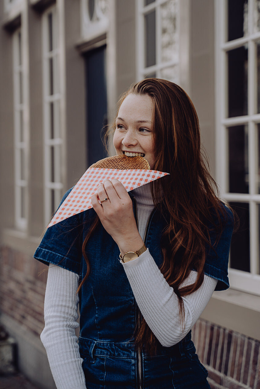 Vrouw eet grote siroopwafel van Van Vliet siroopwafels