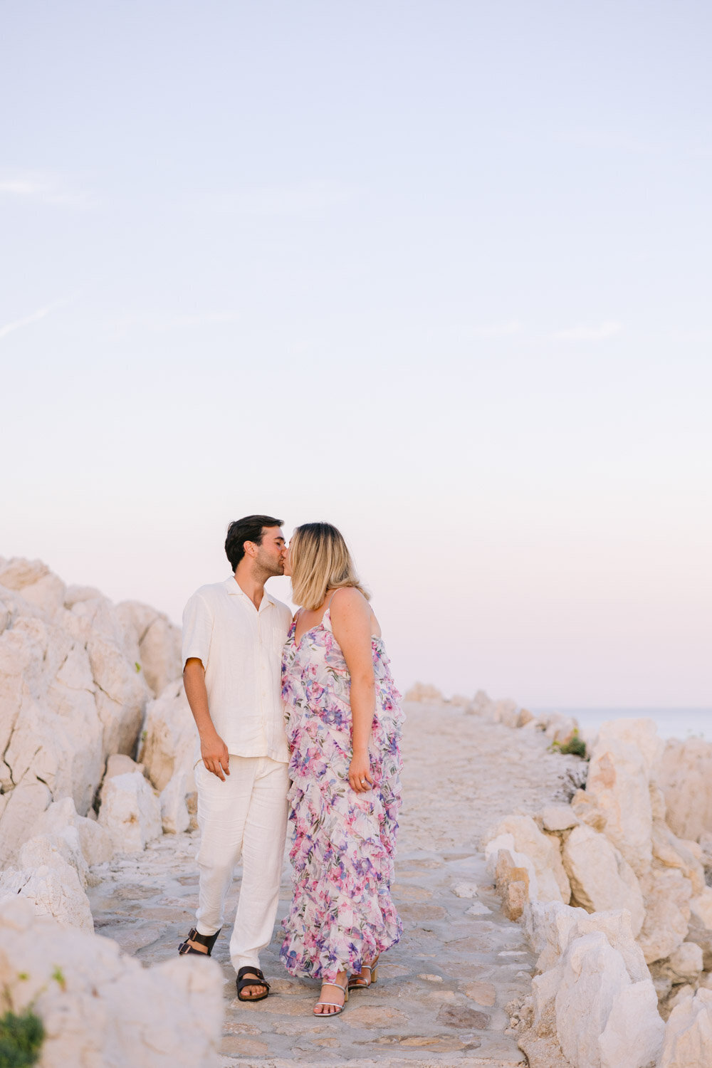 seance-photo-couple-plage-saint-jean-cap-ferrat-photographe-victoria-le-petit34