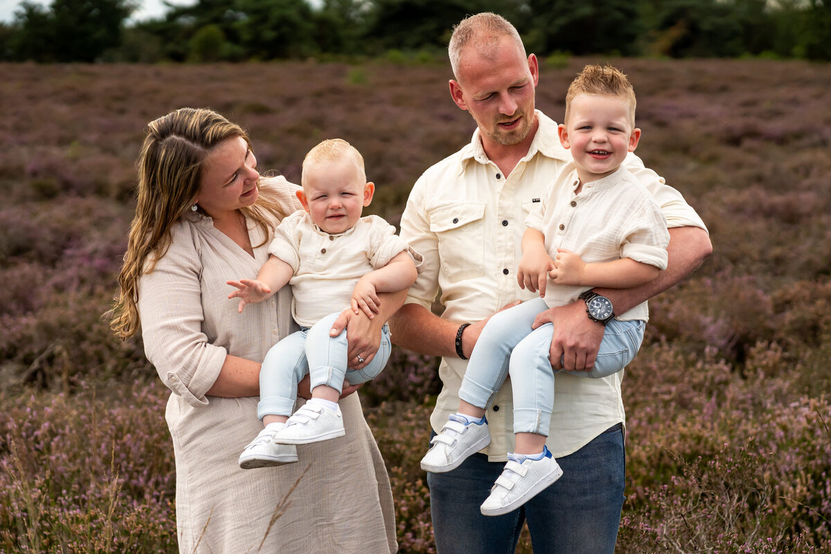 familie fotograaf, gezinsfotografie, familie, liefde, echt, tijdloos, kleur echt, Twente, Twenterand, Westerhaar, Vriezenveen, Hardenberg, Almelo, Enschede, kinderfotografie, fotograaf, Juliantien, Schipper, Juliantien fotografie