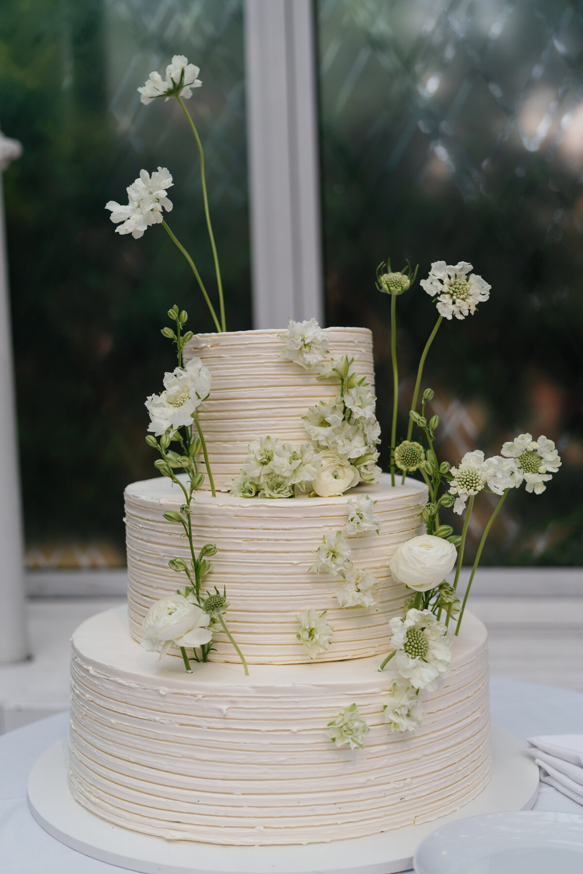 tiered-wedding-cake-artsy-minimalist-flowers-sophisticated-garden-reception-httpswww.todaysbridesf.cominspirationmodern-sophisticated-black-amp-white-wedd