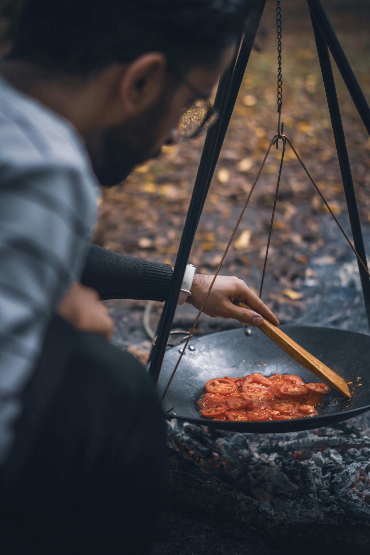 Koken op houtvuur in de natuur
