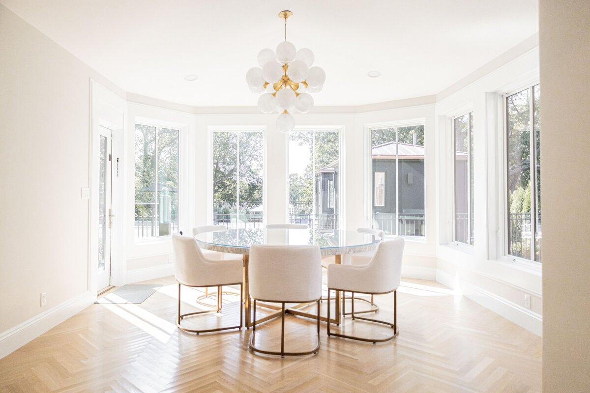 sunlit-dining-room-with-panoramic-windows