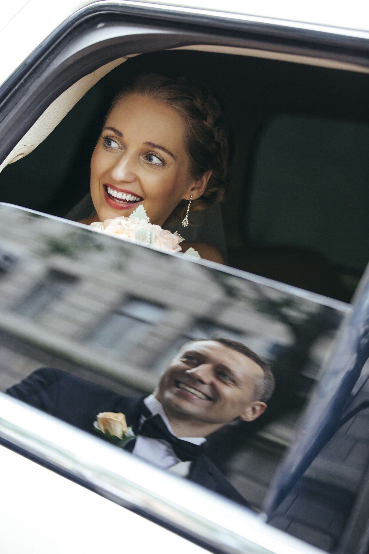ramsey-golf-and-country-club-bride-looking-out-limo-window-at-groom-ramsey-new-jersey