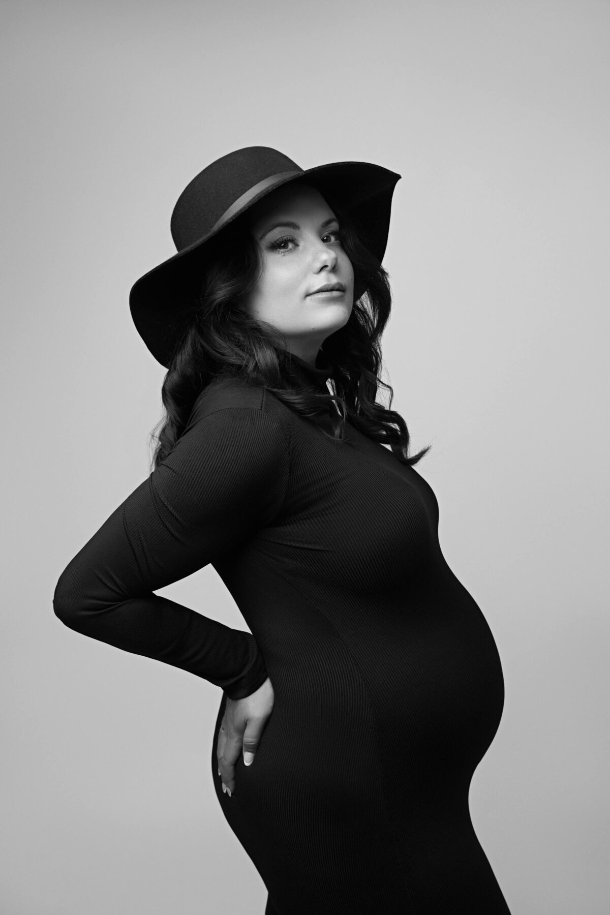 babybauchfotografie-bamberg-schwarzes-kleid-hut
