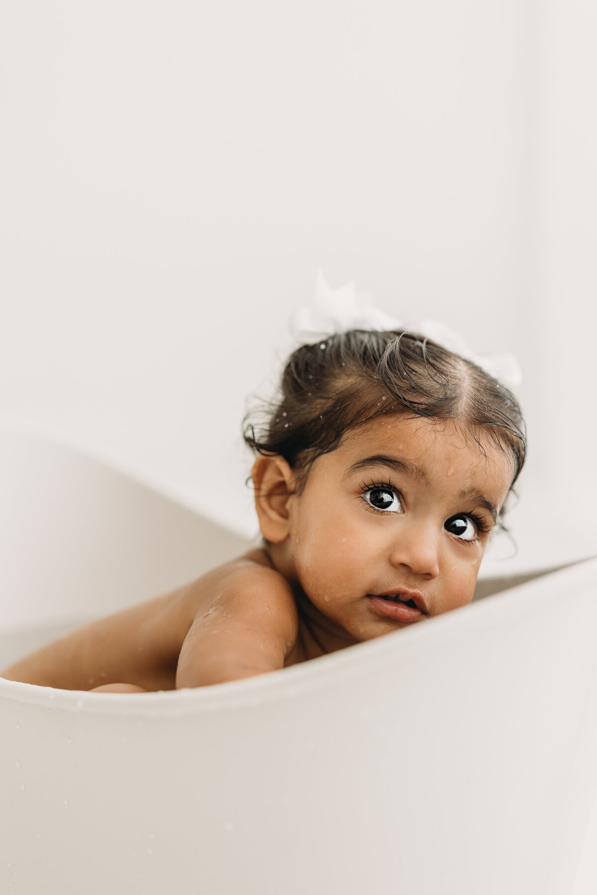 Baby sititng in tub cake smash