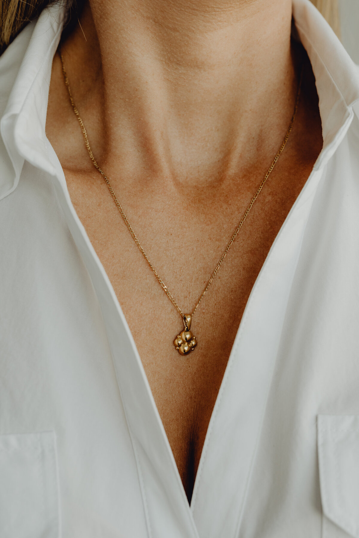 kaboompics_vintage-golden-necklace-jewelry-27545
