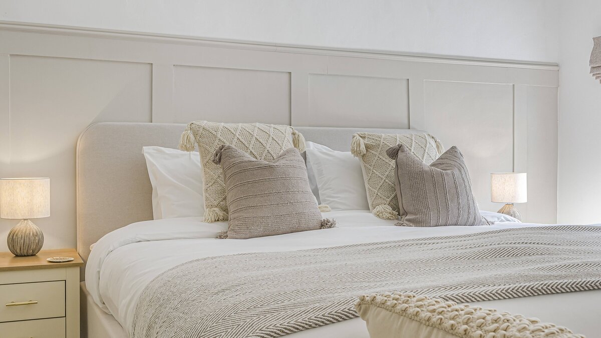 The Hideaway: Luxury 2 Bedroom Cottage