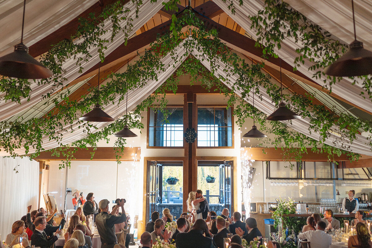 room-filled-with-guests-ceiling-treatment-aspen-HBICWeddings