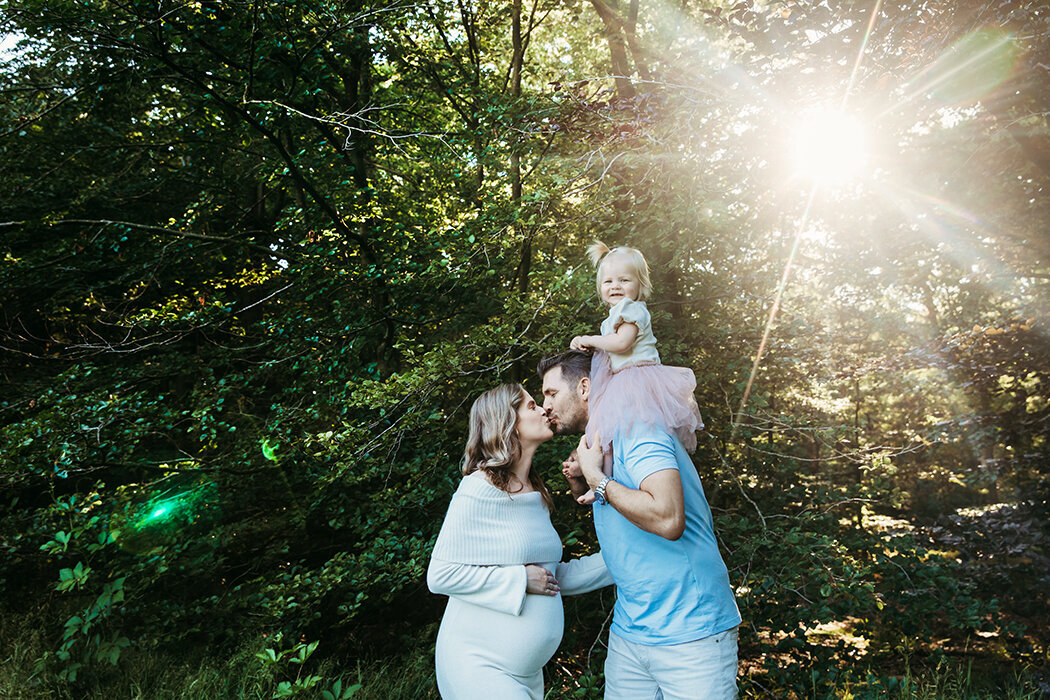 goldenhourzwangerschapsshoot, goldenhourbloemenveld, ikwordgrotezus, zwangerschapsfotograafbrabant, zwangerschapsgezinsfotoshoot, buikfotosbloemenveld, rucphen, breda, halderberge,roosendaal, bergenopzoom, zundert, ettenleurjpg