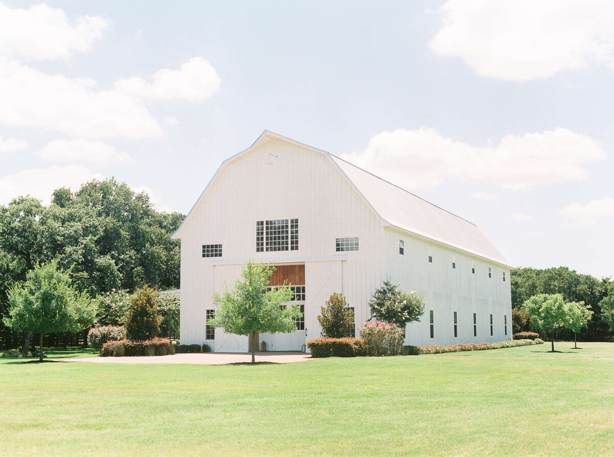 The White Sparrow wedding barn for classy wedding in North Texas
