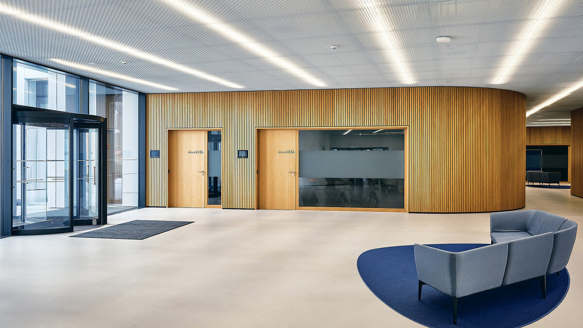 Innenarchitekturfotografie des Eingangsbereichs am Campus Krems – hochwertige Darstellung moderner Bauweise und Raumwirkung für Architektur-, Bildungs- und Businessprojekte in Österreich