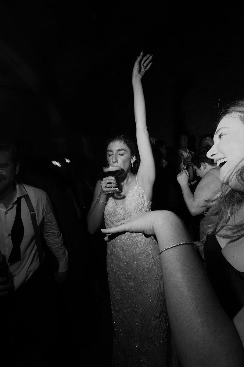 wedding-dancefloor-bride-with-cocktail-laurianevega