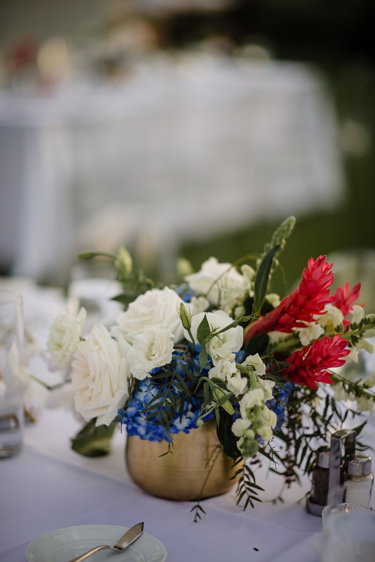 modern elegant wedding florals