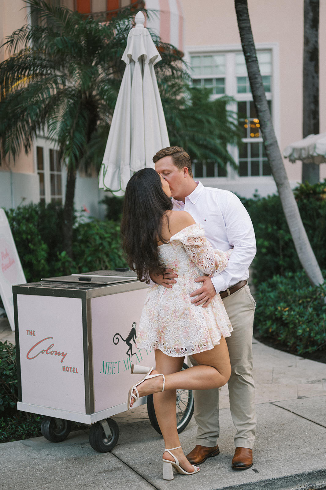 couple-kiss-icecream-cart-2NA-E