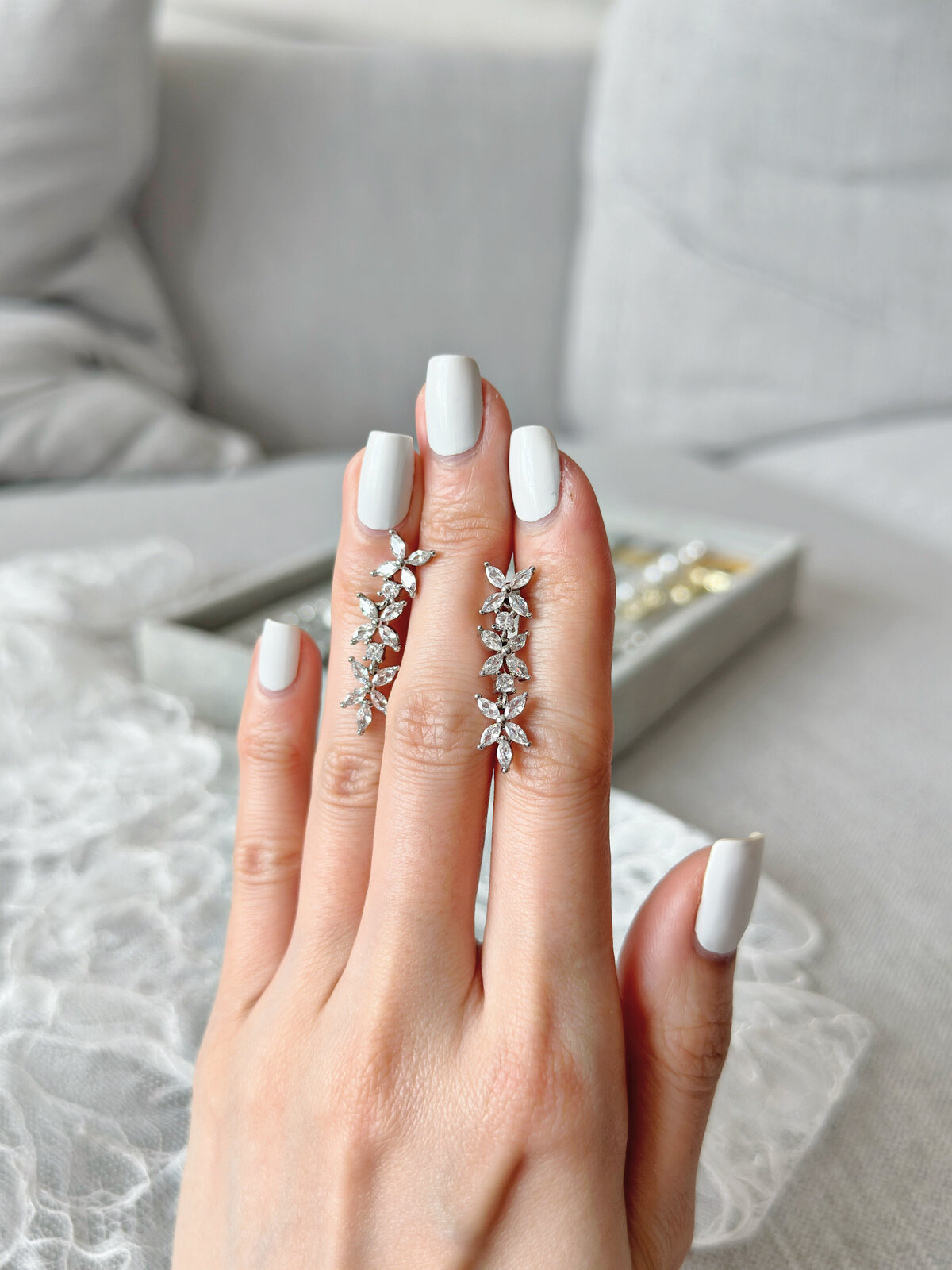 Soft classic pearl bracelet with hand-placed crystal details
