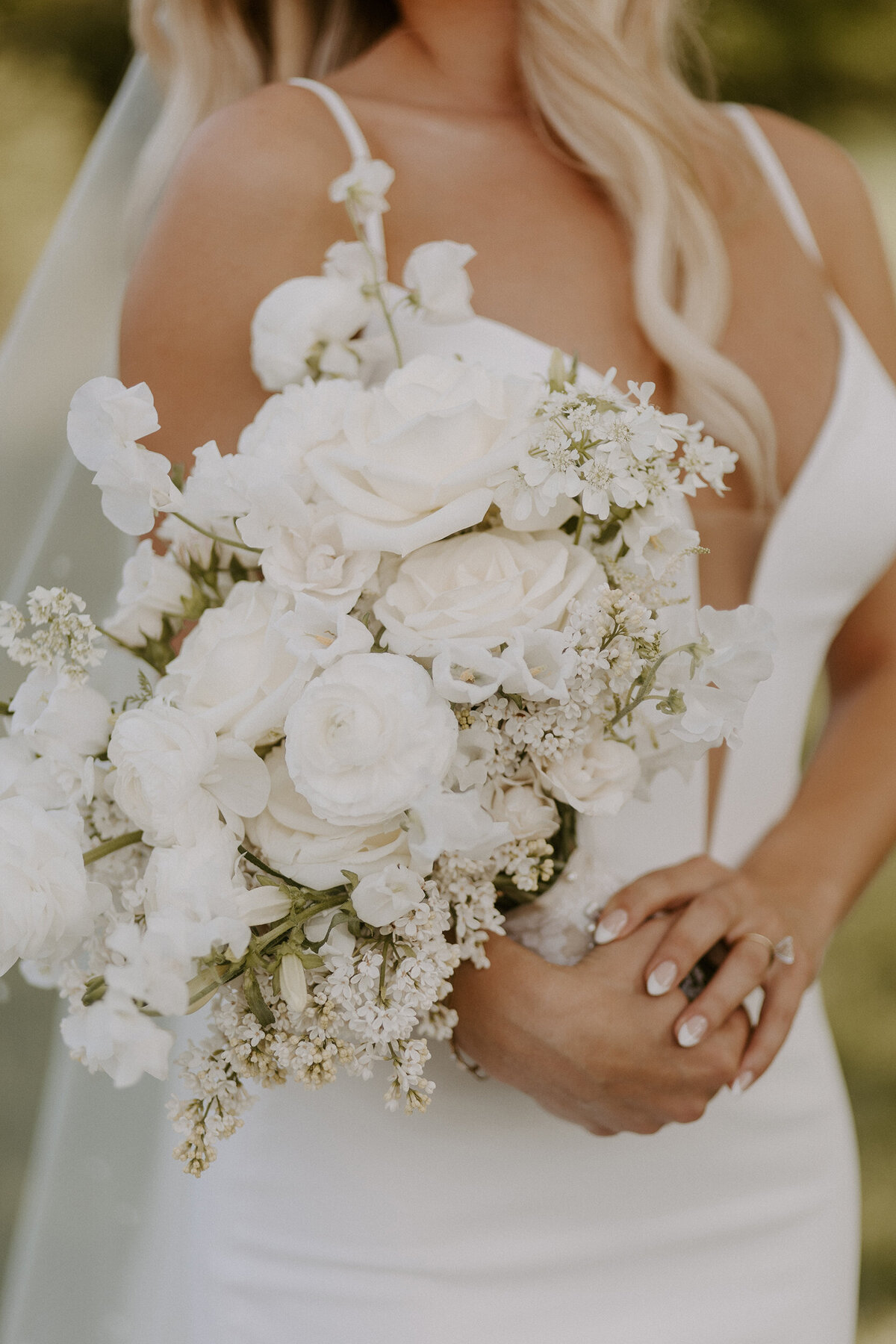 white-wedding-bouquet