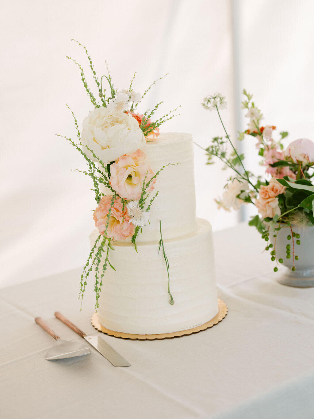 cake table flowers snake river ranch jackson hole wedding florist