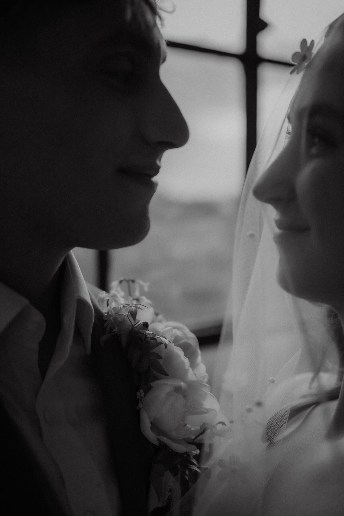 Couple se regardant à Montréal, capturé en noir et blanc pour un effet intemporel et élégant.