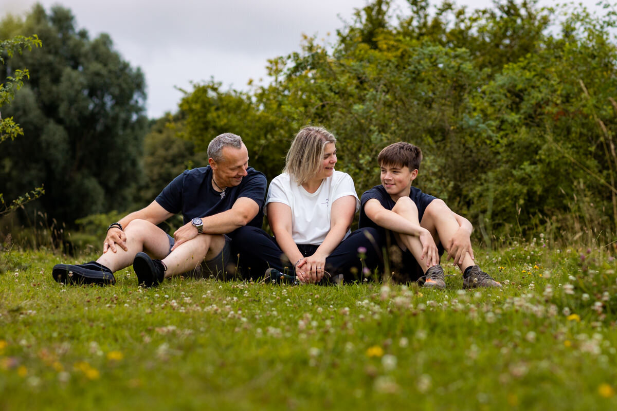 gezinsfoto ouders met puber spontaan