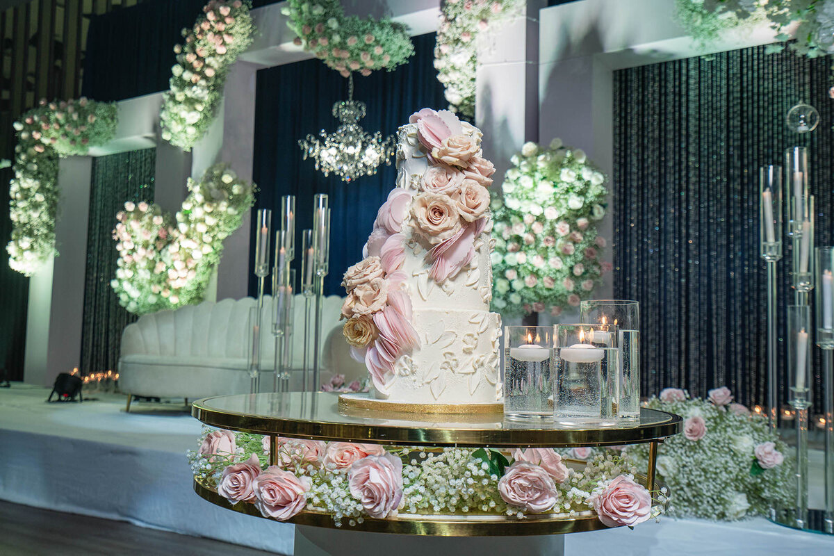Luxury wedding details and cake