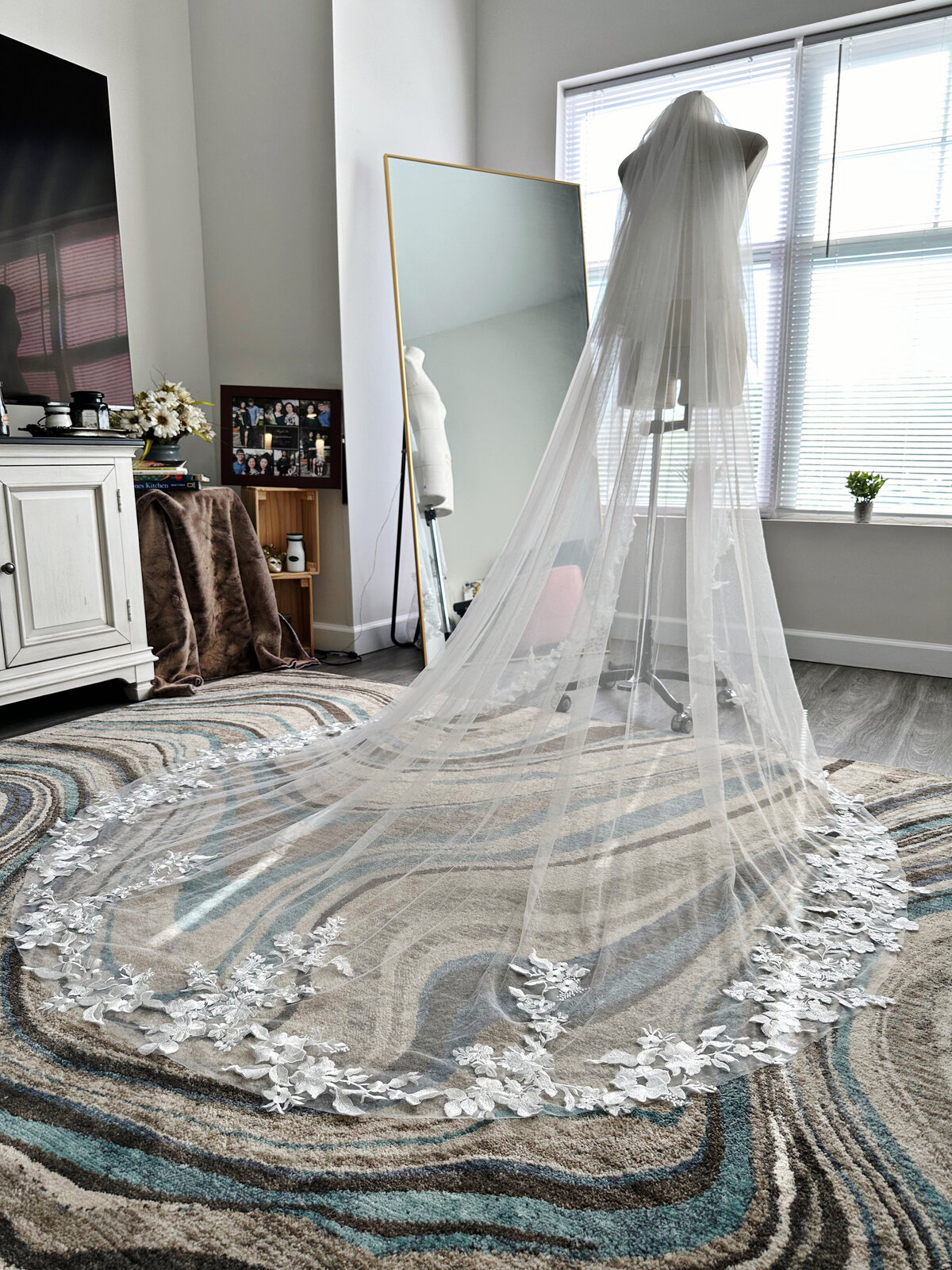 Short lace veil with airy tulle and pearl details
