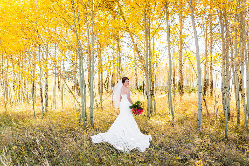 granby-colorado-Strawberry-Creek-Ranch-Wedding-Ashley-McKenzie-Photography-tropic-meets-mountain-wedding-colorful-fall-aspen-trees-with-happy-bride