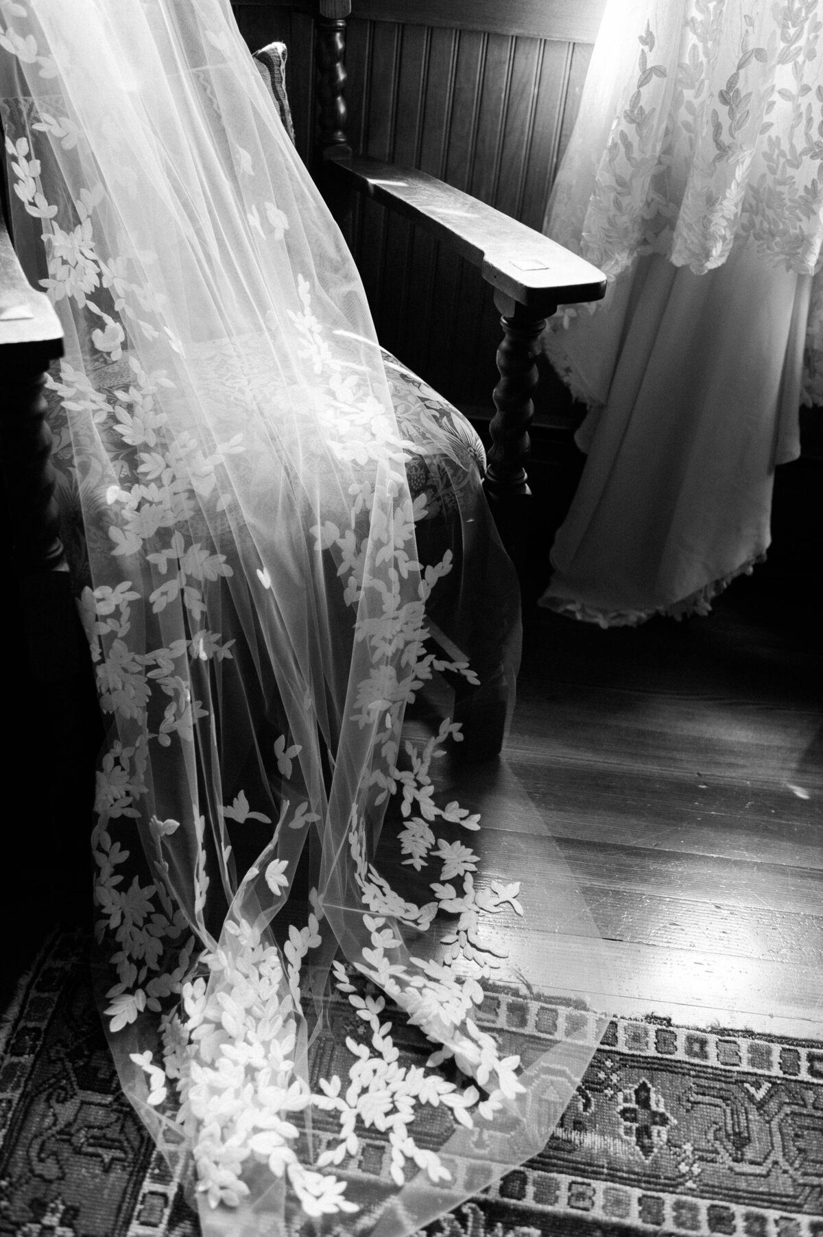 Details of the bride's floral detailed veil