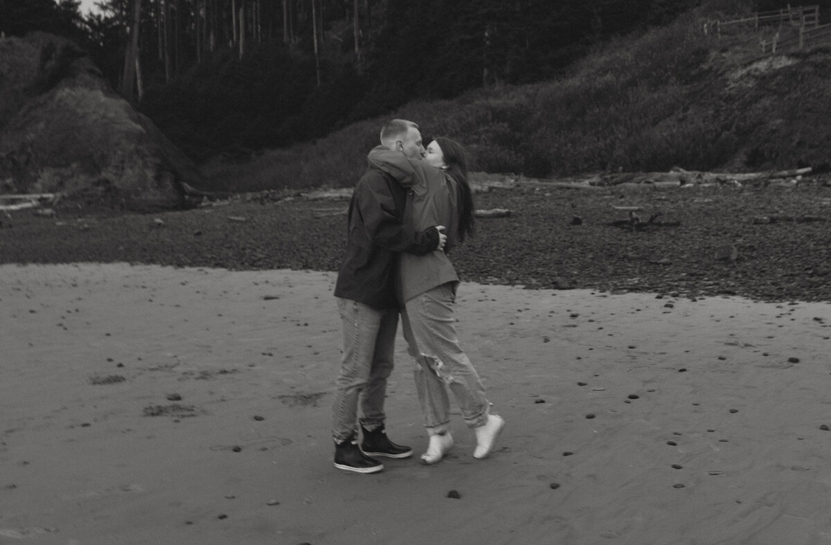 Oregon Coast Couples - lizarrietaphotography-48