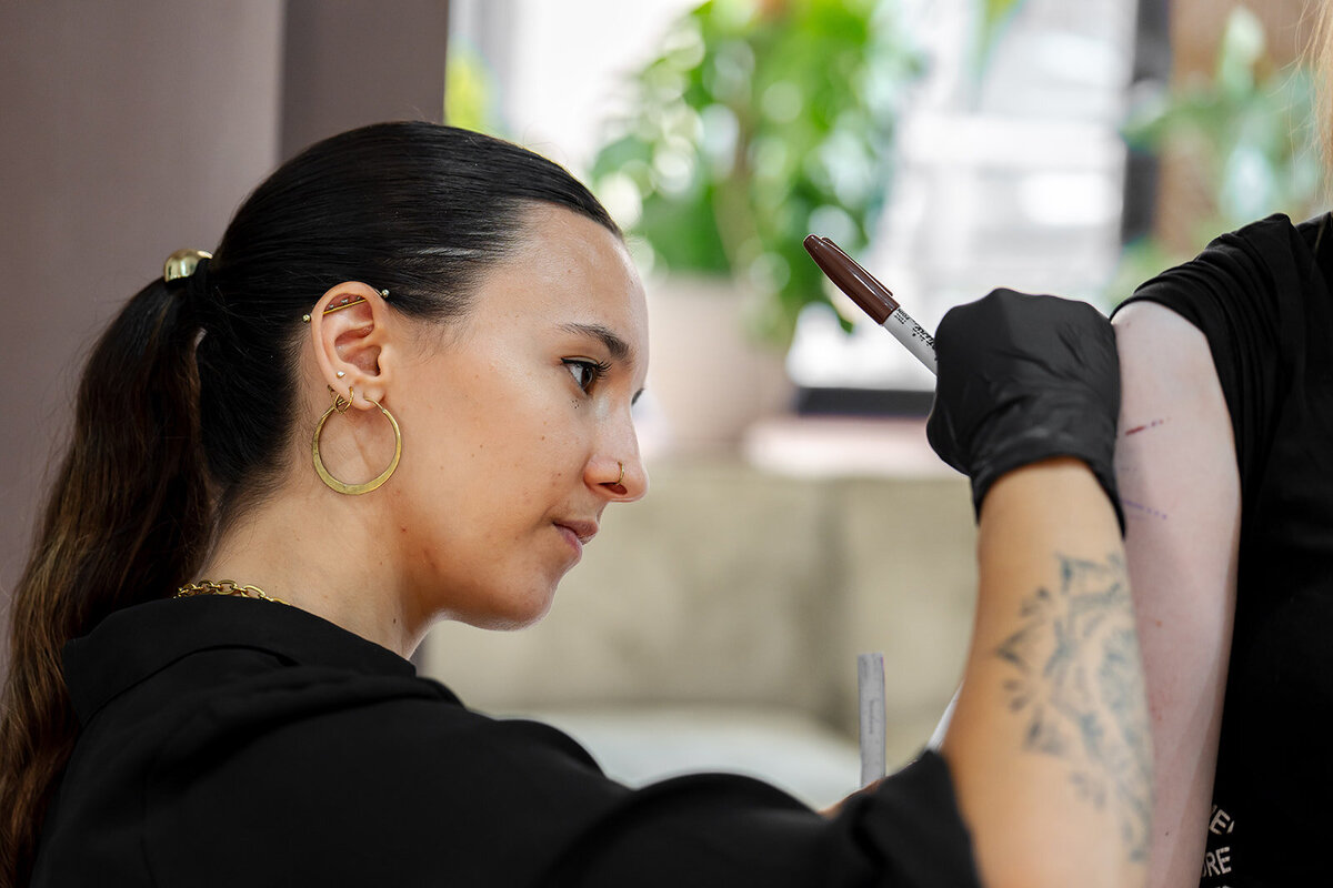 tatoueuse-ligne-fine-sisteron-cavezza-portrait-pro21