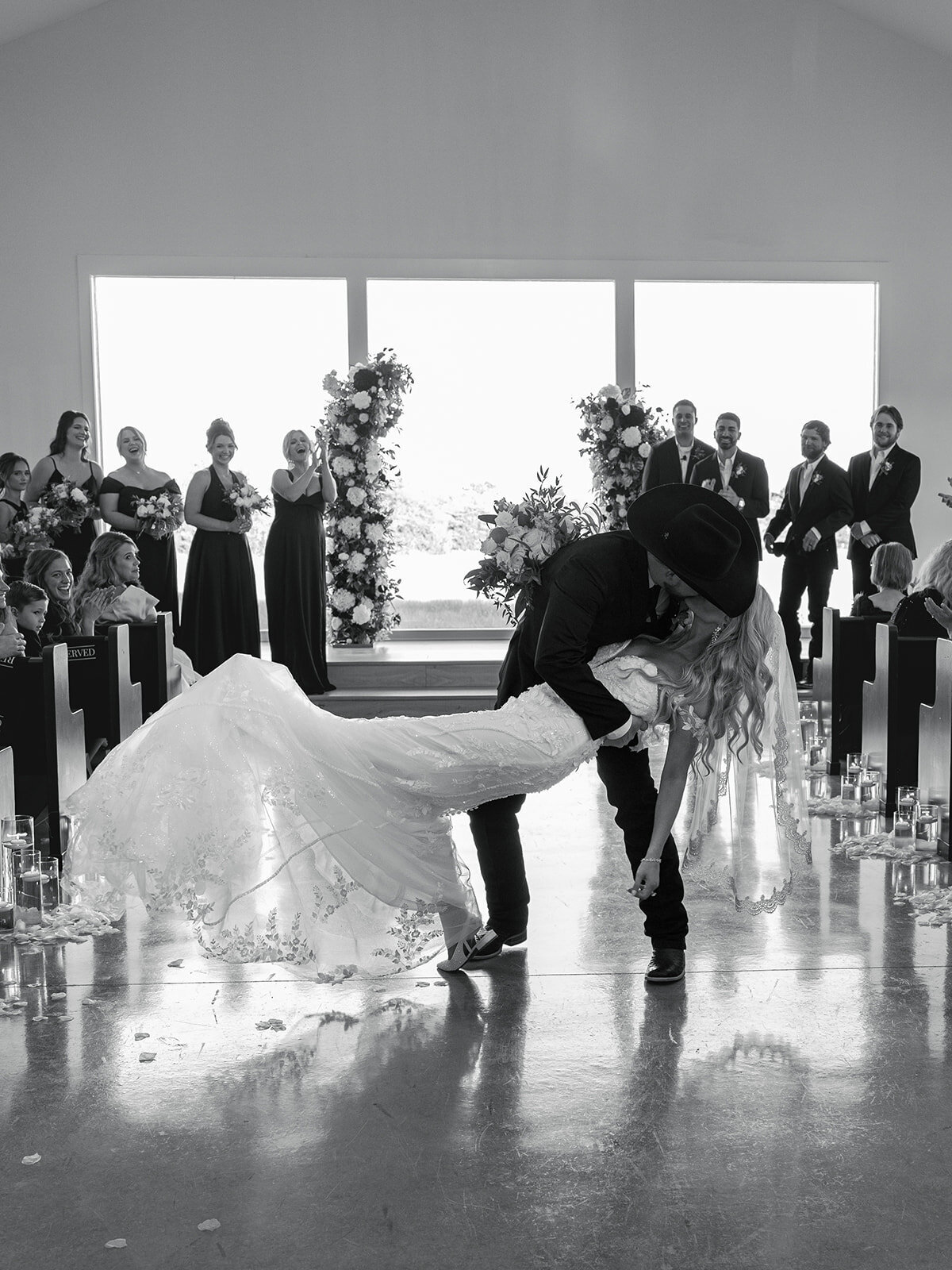 2025-10-11_DykesWeddingPreviews_MollyMurphyPhotography-64