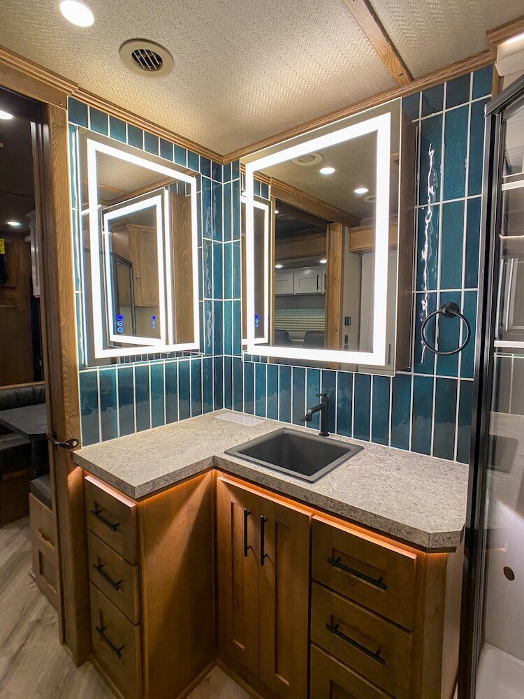 luxury-living-quarter-horse-trailers-trail-boss-conversions-bathrooms-22