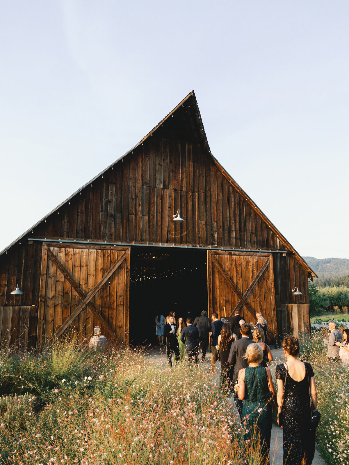 tin-roof-barn-wedding-best-washington-photographers-the-tenneys-30