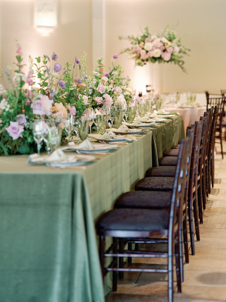 king table inspiration, spring flowers, garden arrangement, table meadow